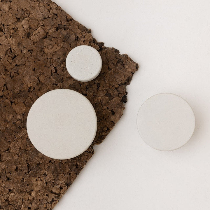 Round concrete knob ivory POMOLO
