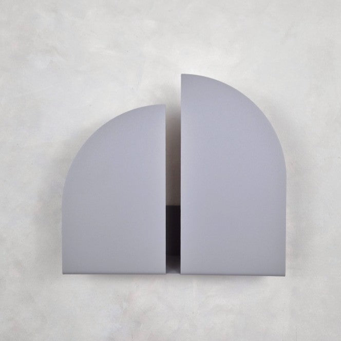 Sieninis žurnalų laikiklis pilkas BAUHAUS su moderniu dizainu ir funkcionalumu, idealus žurnalams ir knygoms.