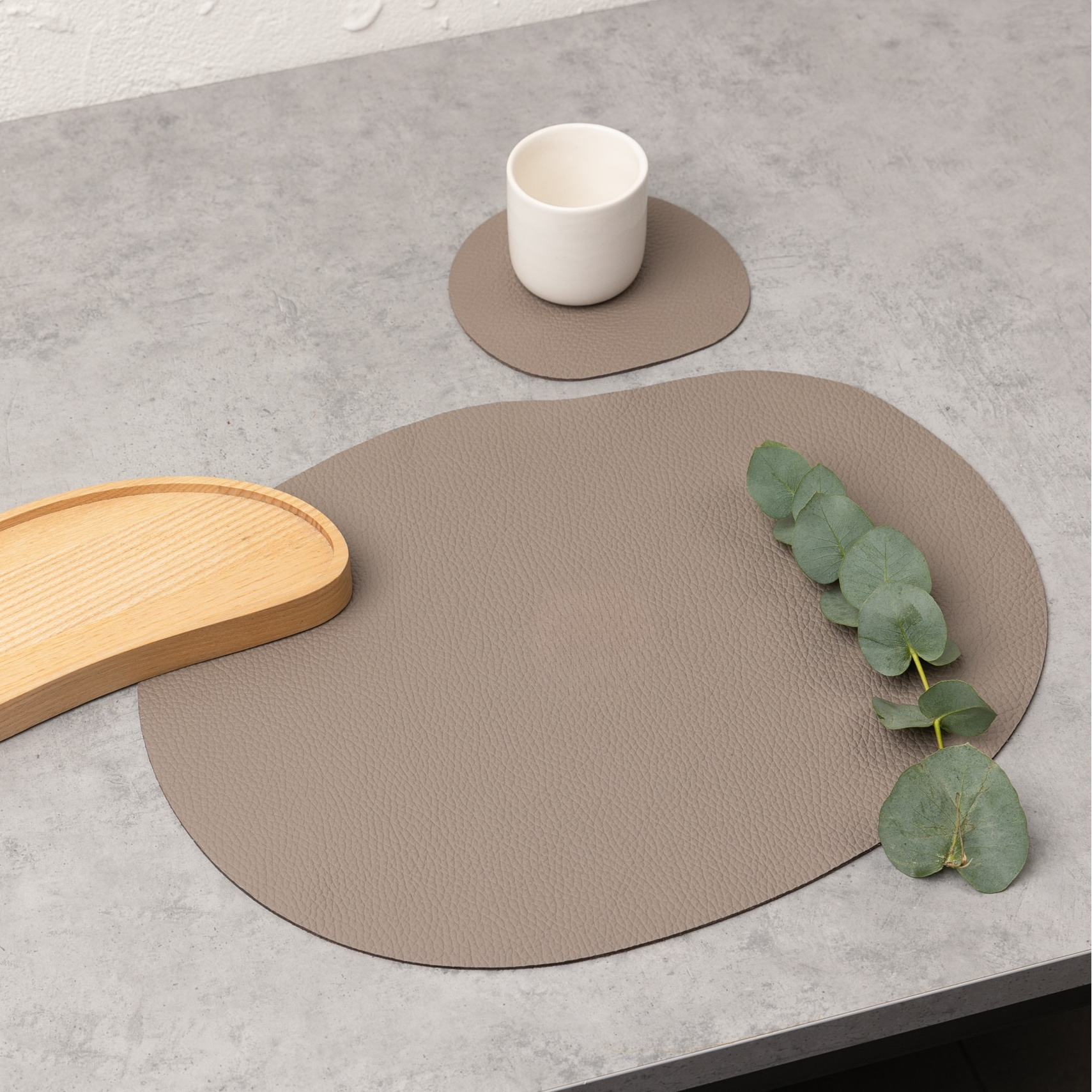 Tischsets aus beigem Leder – Eleganz für Ihren Tisch