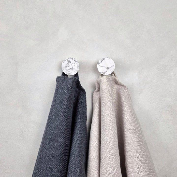 Round marble wall hooks with linen towels