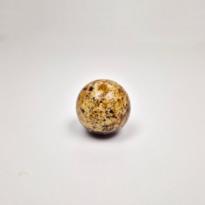 Round knob AMBER, round amber knob showcasing modern sophistication and luxurious material quality.