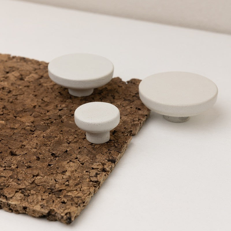 Concrete knob ivory POMOLO