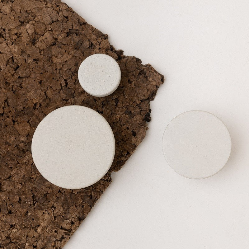 Round concrete knob ivory POMOLO