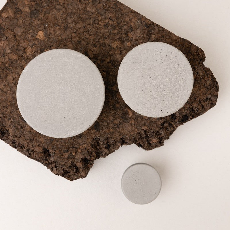 Round concrete knob light grey POMOLO